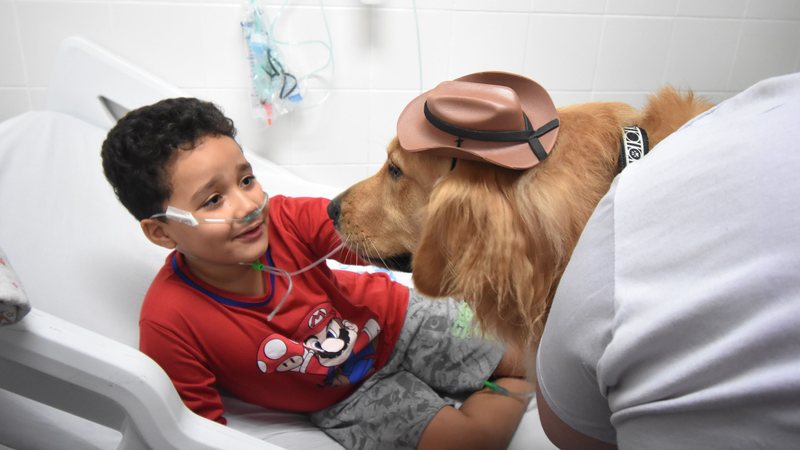 Criança com cão terapeuta
