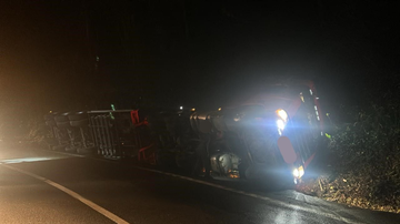 carreta-com-gasolina-e-alcool-tomba-e-interdita-rodovia-anchieta-em-cubatao