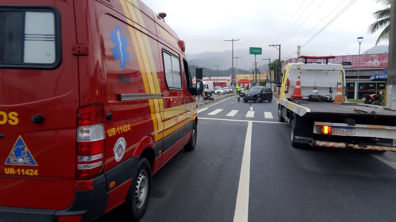 Carro bate em bicicleta, derruba poste e deixa dois feridos no litoral de SP