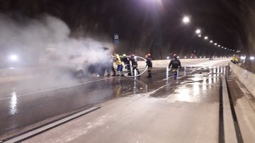 Carro pega fogo em túnel da rodovia dos Tamoios, no litoral norte de SP
