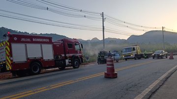 Carro pega fogo na Rio-Santos e interdita parte da rodovia no litoral de SP