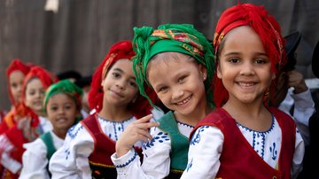 Crianças com trajes típicos portugueses