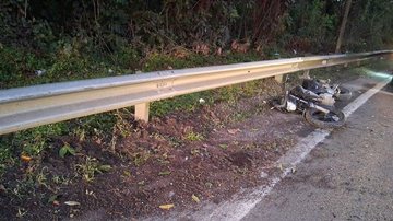 Colisão com defensa deixa vítima fatal em rodovia da Baixada Santista