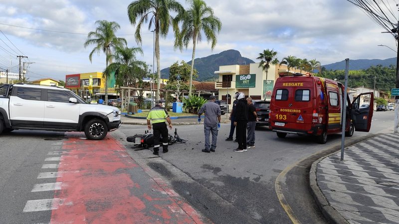 Colisão entre moto e carro deixa jovem ferido no litoral norte de SP