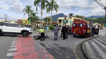 Colisão entre moto e carro deixa jovem ferido no litoral norte de SP