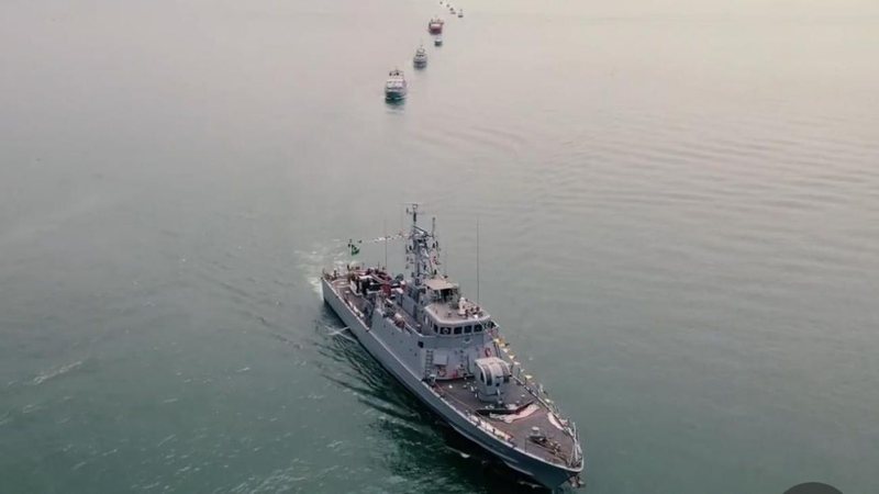 Embarcações no mar