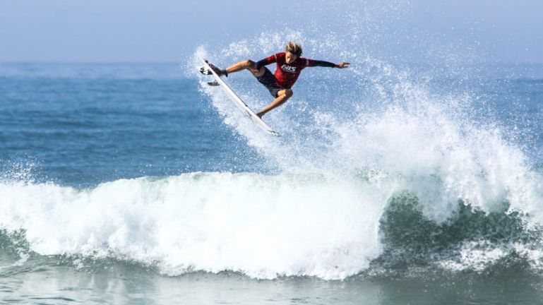 Pessoa surfando