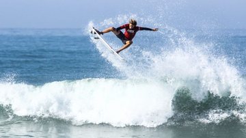 Pessoa surfando