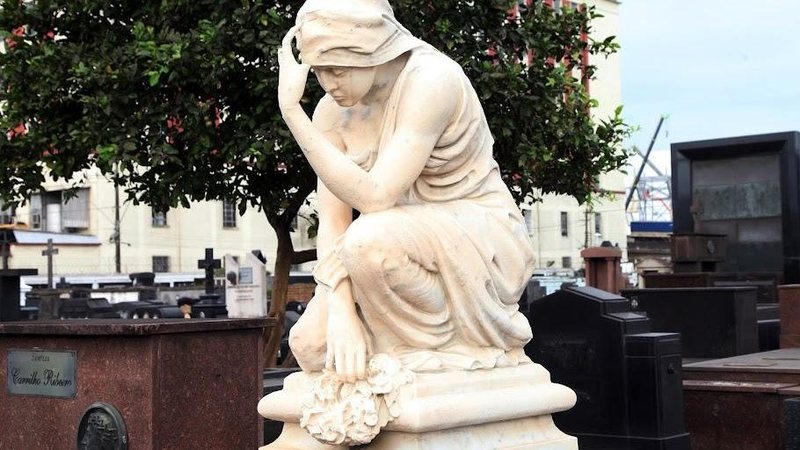 Estátua no cemitério do Paquetá, em Santos