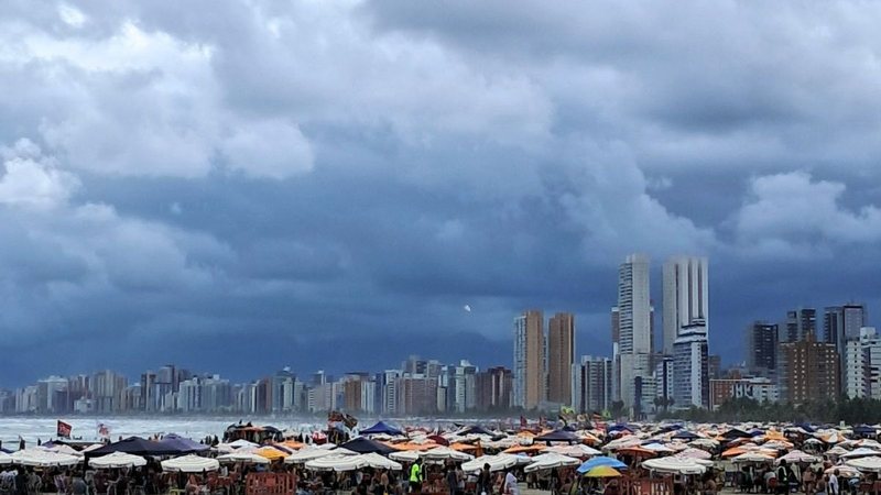 Nuvens carregadas no céu de Praia Grande