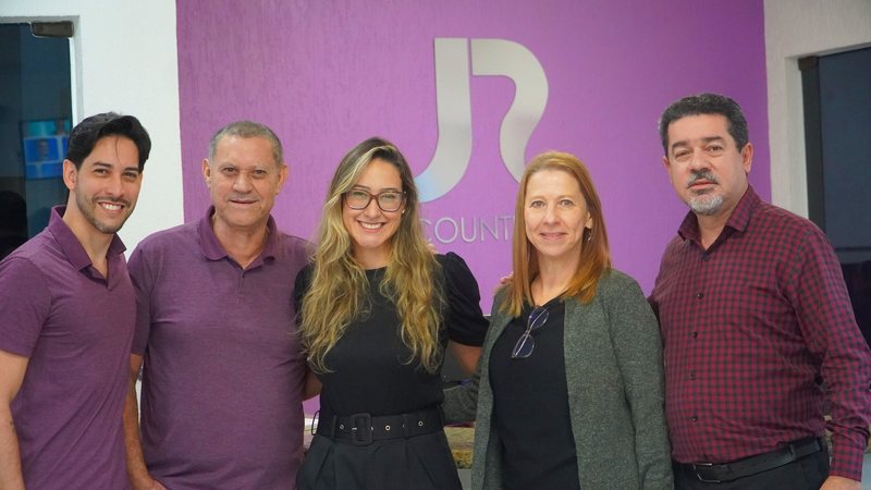 JR Contabilidade, situada na avenida 19 de Maio, 441, no bairro Jardim Albatroz, em Bertioga