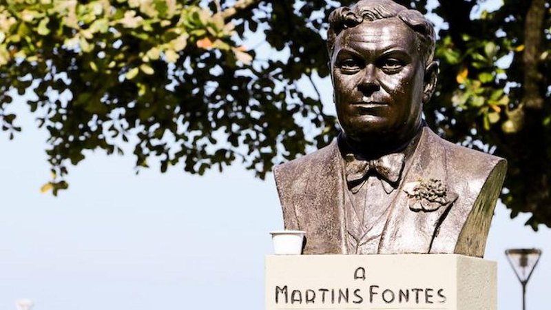 Estátua de Martins Fontes na orla da Pompeia, em Santos