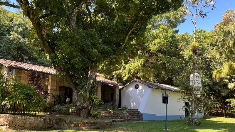 casa e igreja na Vila Siriúba, em Ilhabela