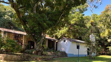 casa e igreja na Vila Siriúba, em Ilhabela
