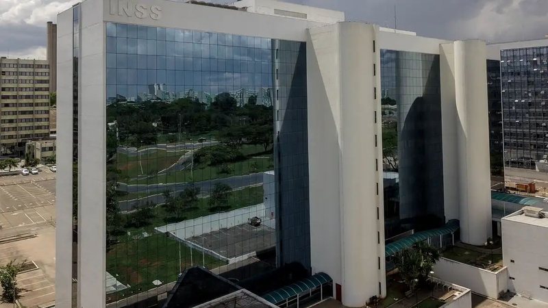 Fachada do prédio do INSS em Brasília, sede do órgão que administra benefícios de aposentados e pensionistas no país