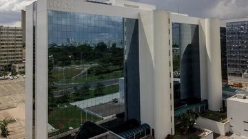 Fachada do prédio do INSS em Brasília, sede do órgão que administra benefícios de aposentados e pensionistas no país