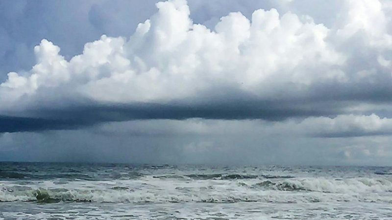 Nuvens sobre o mar