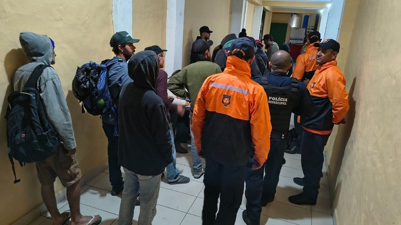 Frente fria no litoral leva cidade a abrir abrigo emergencial para população vulnerável