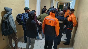 Frente fria no litoral leva cidade a abrir abrigo emergencial para população vulnerável