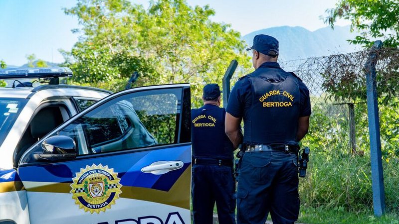 Agentes da GCM de Bertioga