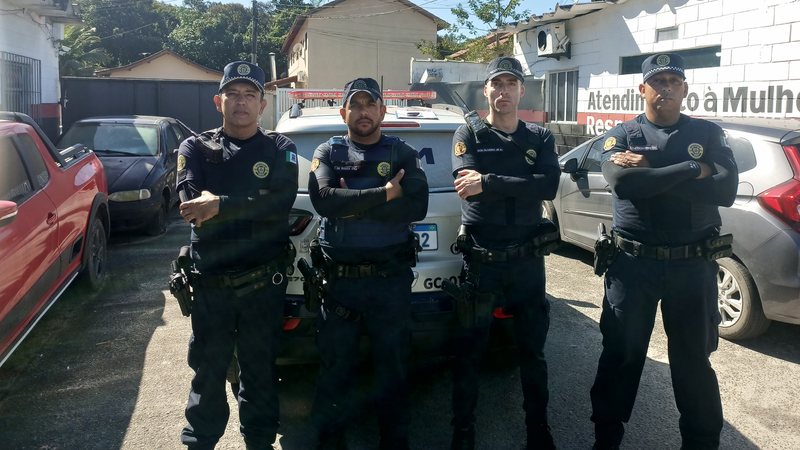 Agentes da Guarda Civil Municipal (GCM) de Bertioga, em frente a delegacia