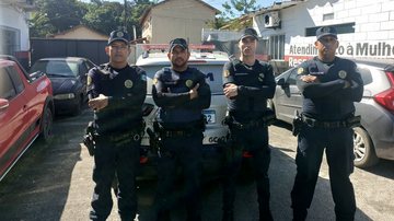 Agentes da Guarda Civil Municipal (GCM) de Bertioga, em frente a delegacia