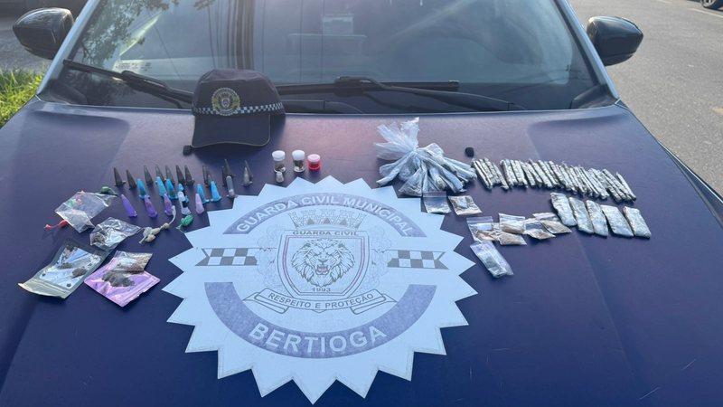 Droga apreendida sobre capô de viatura da GCM de Bertioga