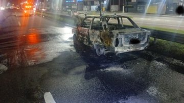 Carro do modelo Fiat Premio pegou fogo na rodovia Padre Manuel da Nóbrega