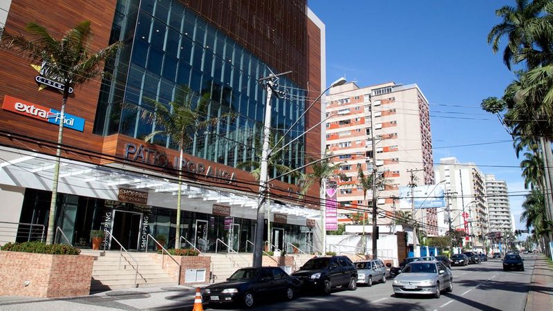 Fachada do shopping Pátio Iporanga, no bairro Gonzaga, em Santos