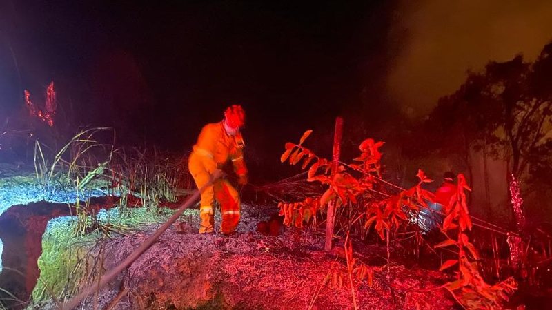 Incêndio na madrugada atinge 7 mil m² em terreno baldio no litoral norte de SP