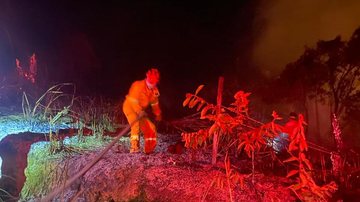 Incêndio na madrugada atinge 7 mil m² em terreno baldio no litoral norte de SP
