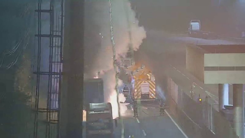 Incêndio na madrugada mobiliza bombeiros e causa trânsito em rodovia do litoral de São Paulo
