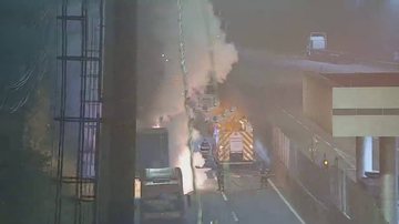 Incêndio na madrugada mobiliza bombeiros e causa trânsito em rodovia do litoral de São Paulo