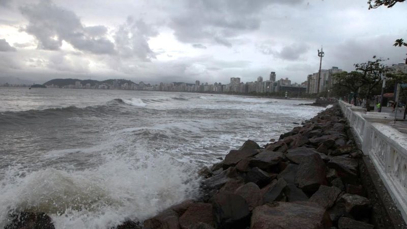 Mar revolto e céu nublado em Santos