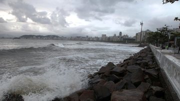 Mar revolto e céu nublado em Santos
