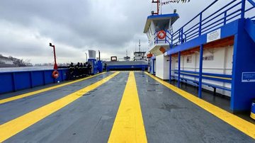 Litoral paulista recebe balsa reformada para reforçar travessia