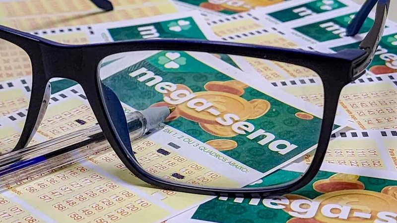 Volante da Mega-Sena e óculos