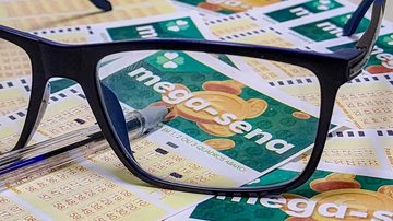 Volante da Mega-Sena e óculos
