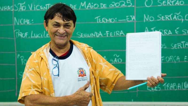 Mestre de obras aprende a ler aos 65 e emociona colegas no litoral de SP