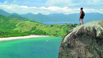 Mulher em mirante natural na praia do Bonete