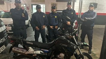 Agentes da GCM de Bertioga com a moto recuperada