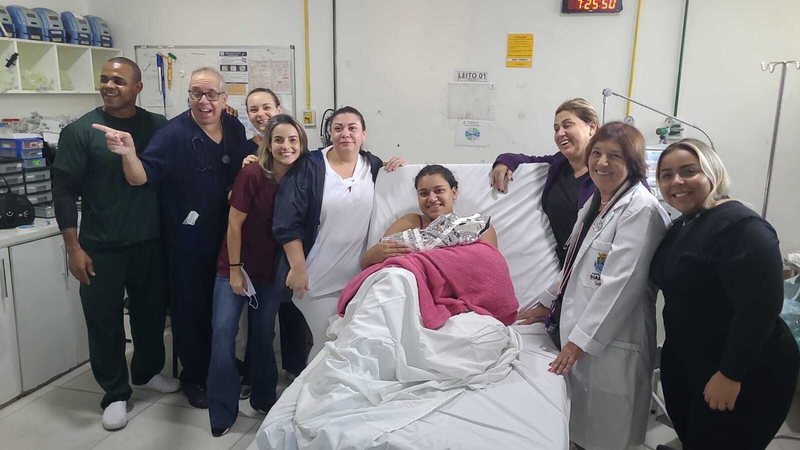 Mulher tem bebê dentro de carro a caminho do hospital, em cidade do litoral de SP