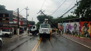 Poste de energia com risco de queda interdita túnel da Vila Zilda em Guarujá