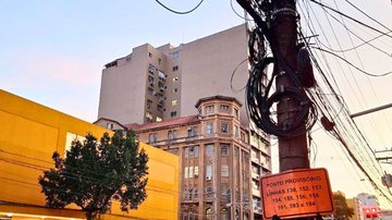 Fios emaranhados em poste do Centro de Santos