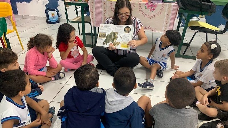 Professora de Guarujá cria proposta de ensino, que vira modelo em curso nacional