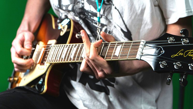 Homem tocando guitarra