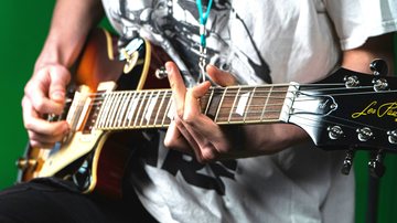 Homem tocando guitarra