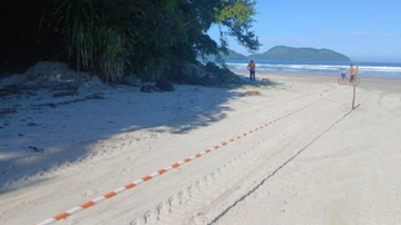 queda-de-pedras-gigantes-causam-interdicao-parcial-de-praia-no-litoral-de-sp