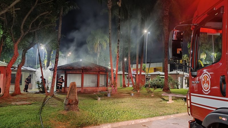 Quiosque pega fogo de madrugada e mobiliza bombeiros no litoral de SP
