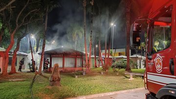 Quiosque pega fogo de madrugada e mobiliza bombeiros no litoral de SP